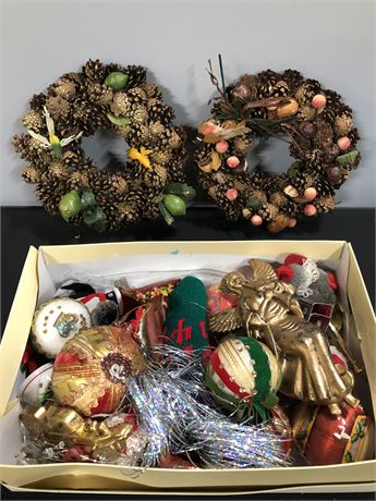 2 Mini Wreaths & Ornaments